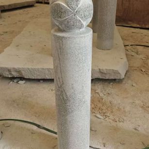 达州 芝麻白花岗岩石材挡车石柱、停车柱、圆柱挡车柱、方柱挡车柱等