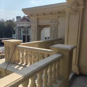 达州 黄金麻别墅外墙干挂雕花配合阳台栏杆花瓶柱