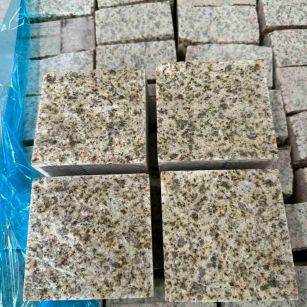 达州 黄金麻花岗岩自然面小方块，弹石，马蹄石等