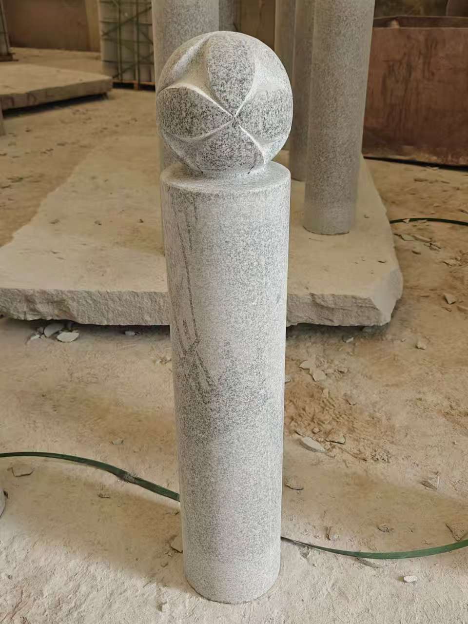 达州 芝麻白花岗岩石材挡车石柱、停车柱、圆柱挡车柱、方柱挡车柱等