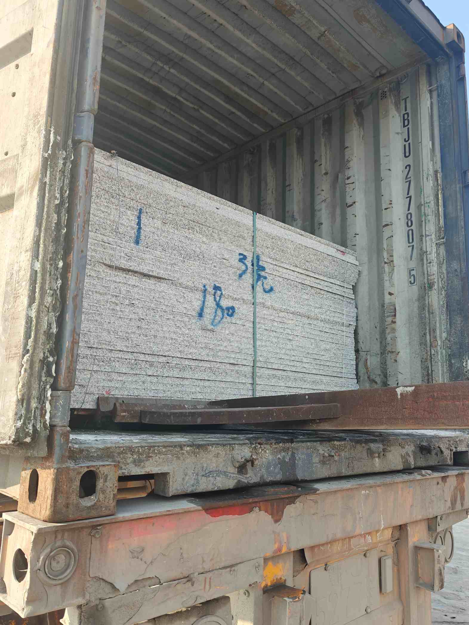 达州 芝麻白花岗岩石材3.0公分光面毛板装柜出货