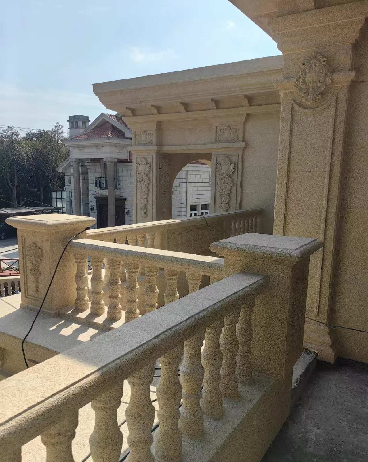 达州 黄金麻别墅外墙干挂雕花配合阳台栏杆花瓶柱