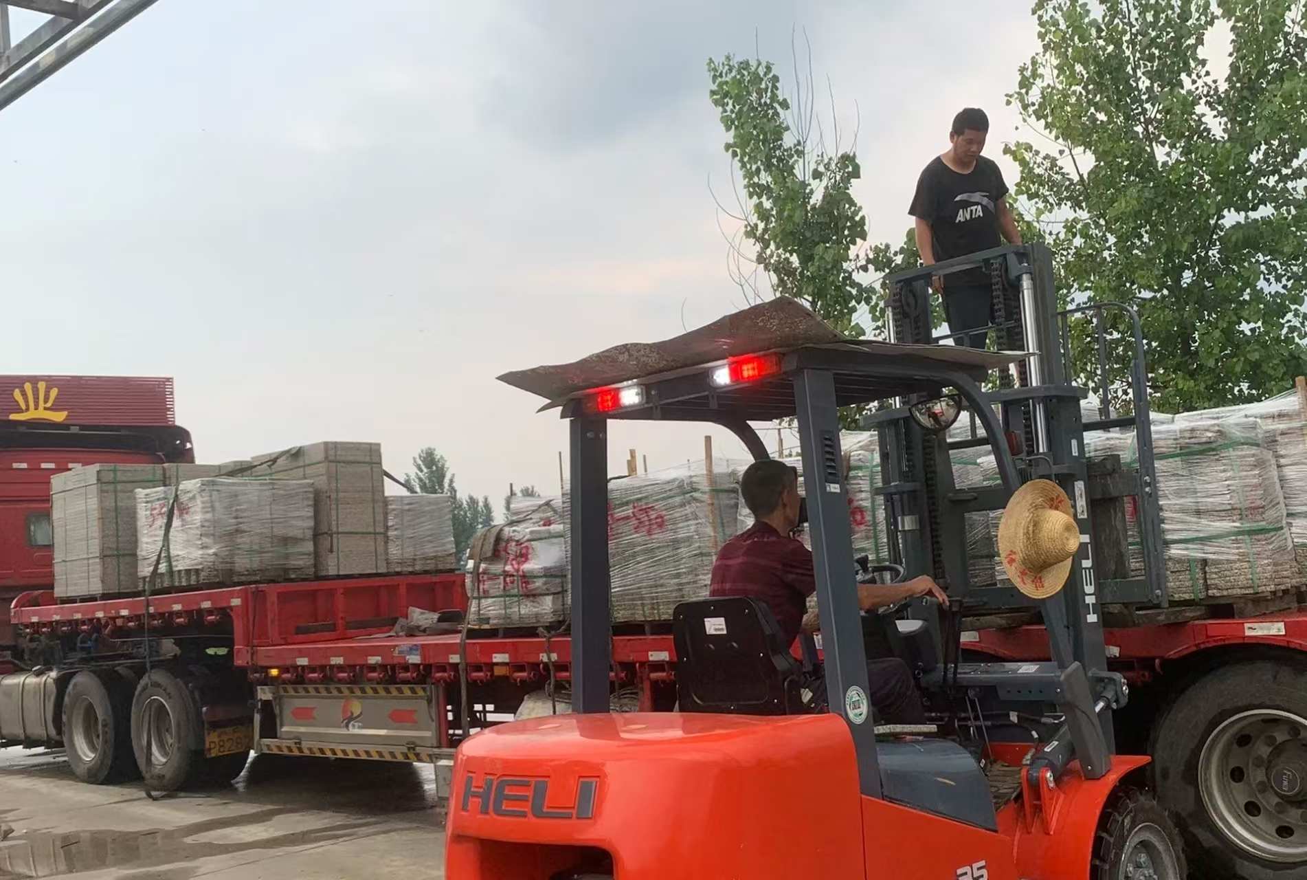 达州 黄金麻冰裂纹，地铺石装车