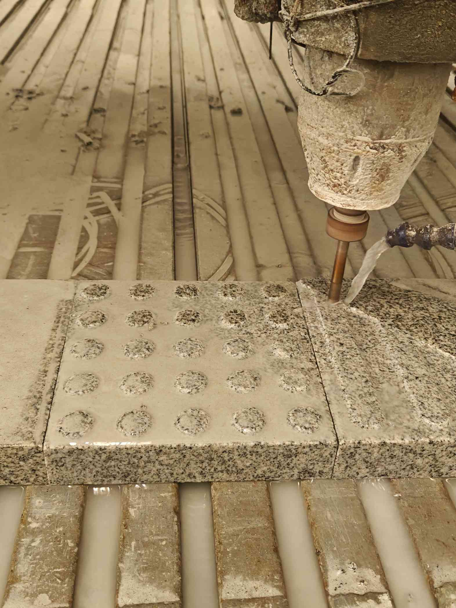 达州 芝麻白花岗岩石材盲人石、盲道石、盲点石