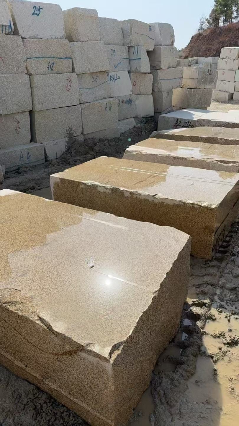 达州 黄金麻方料堆场洗料分选中，原材料充足