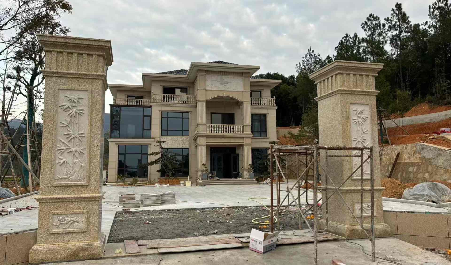 达州 黄金麻花岗岩别墅雕花外墙干挂配上门口雕花罗马柱