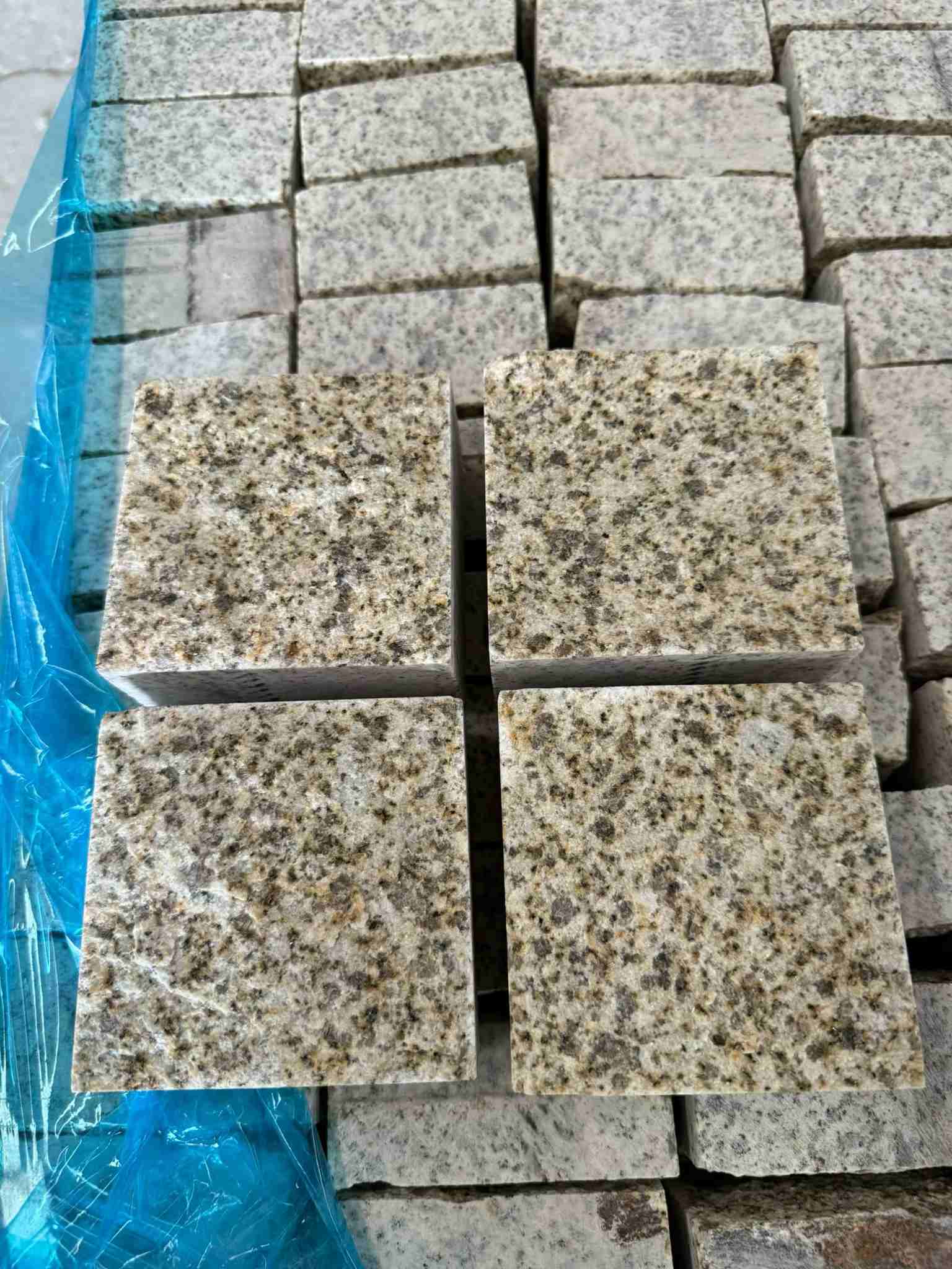 达州 黄金麻花岗岩自然面小方块，弹石，马蹄石等