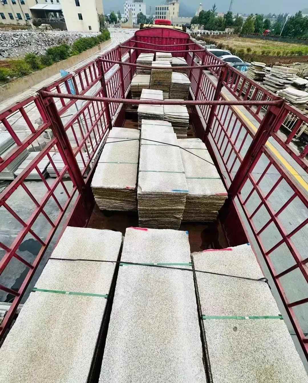 达州 黄金麻花岗岩荔枝面，光面毛板装车完成