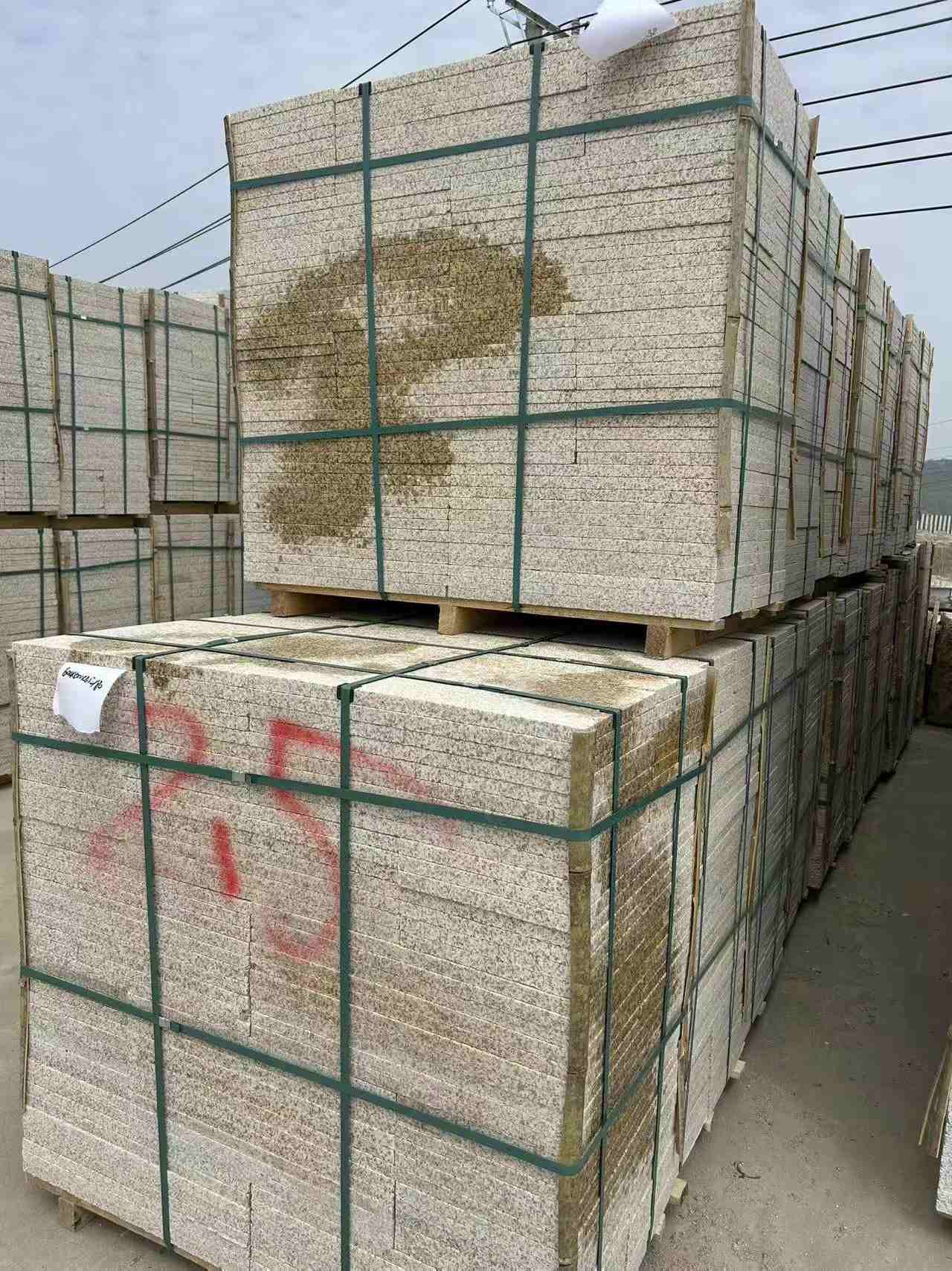 达州 黄金麻花岗岩石材荔枝面地铺石2.5*300*600