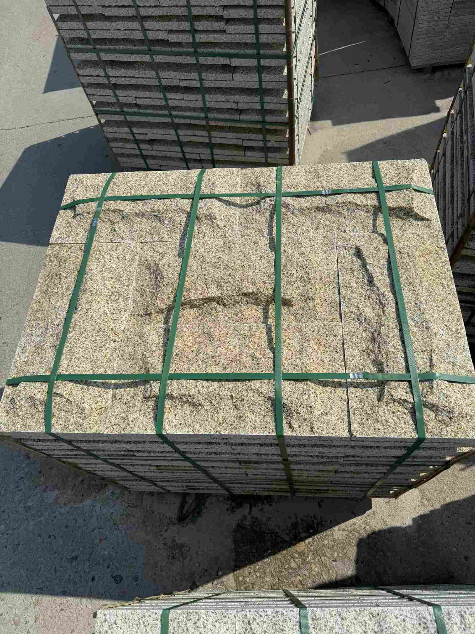 达州 黄金麻花岗岩石材自然面蘑菇石成品