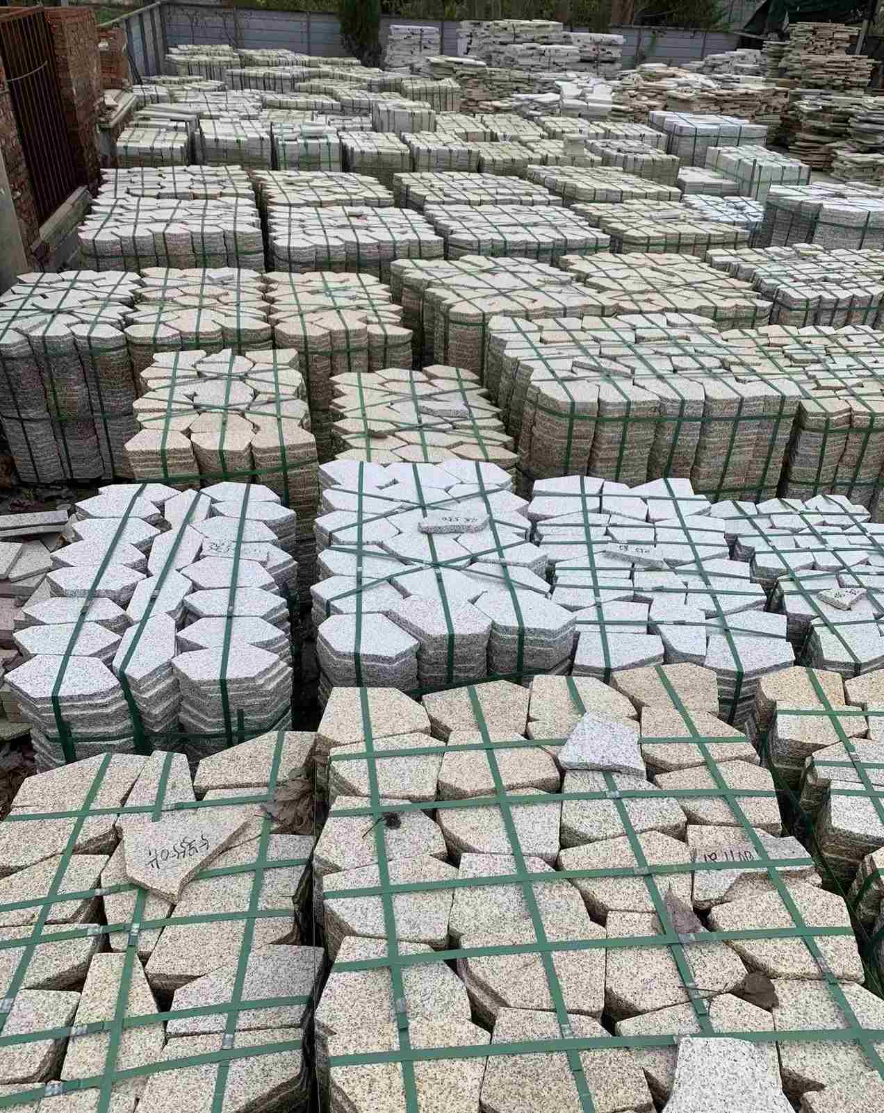 达州 黄金麻白麻花岗岩荔枝面地铺石(冰裂纹)