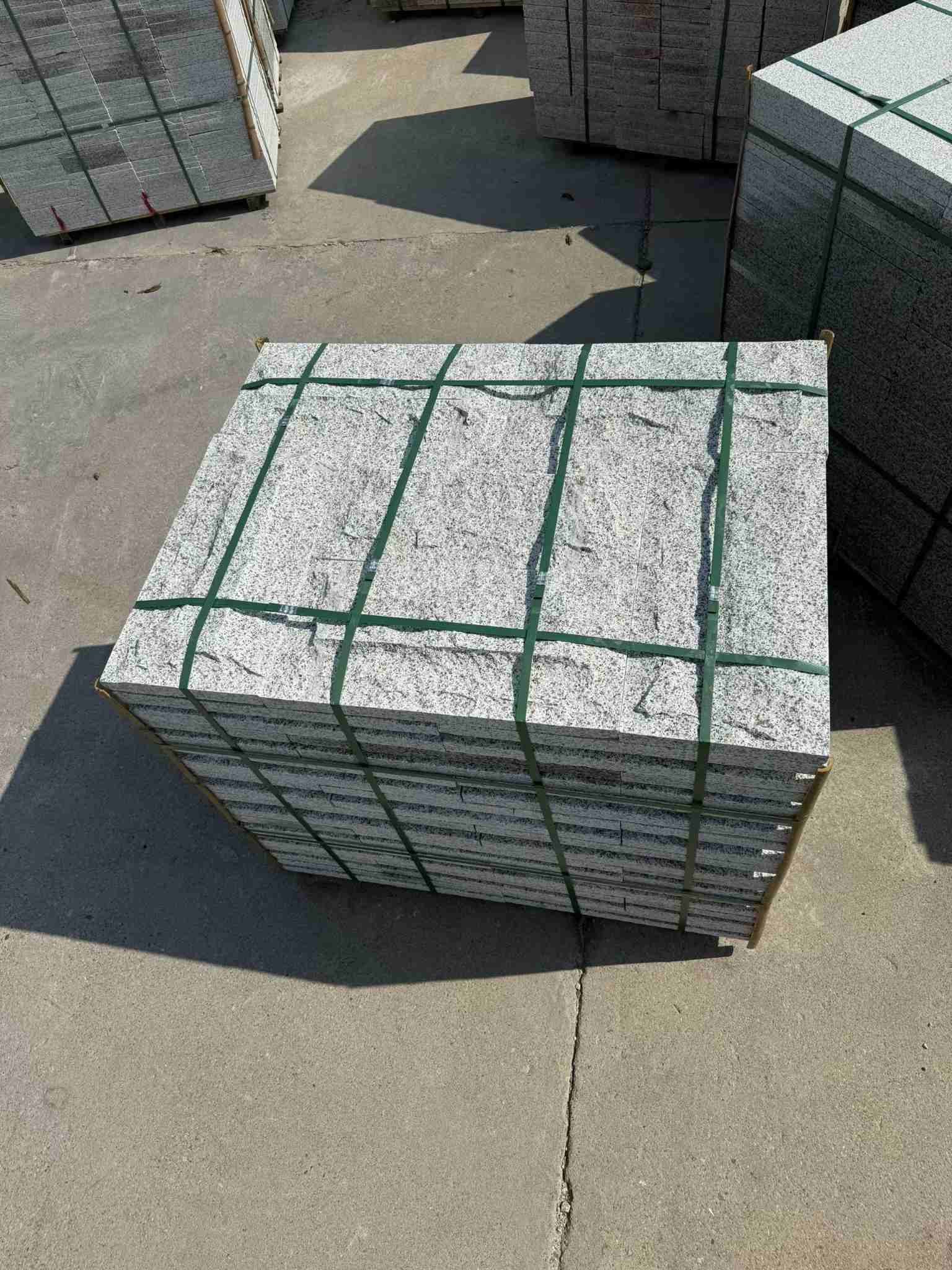 达州 白麻花岗岩石材自然面蘑菇石成品