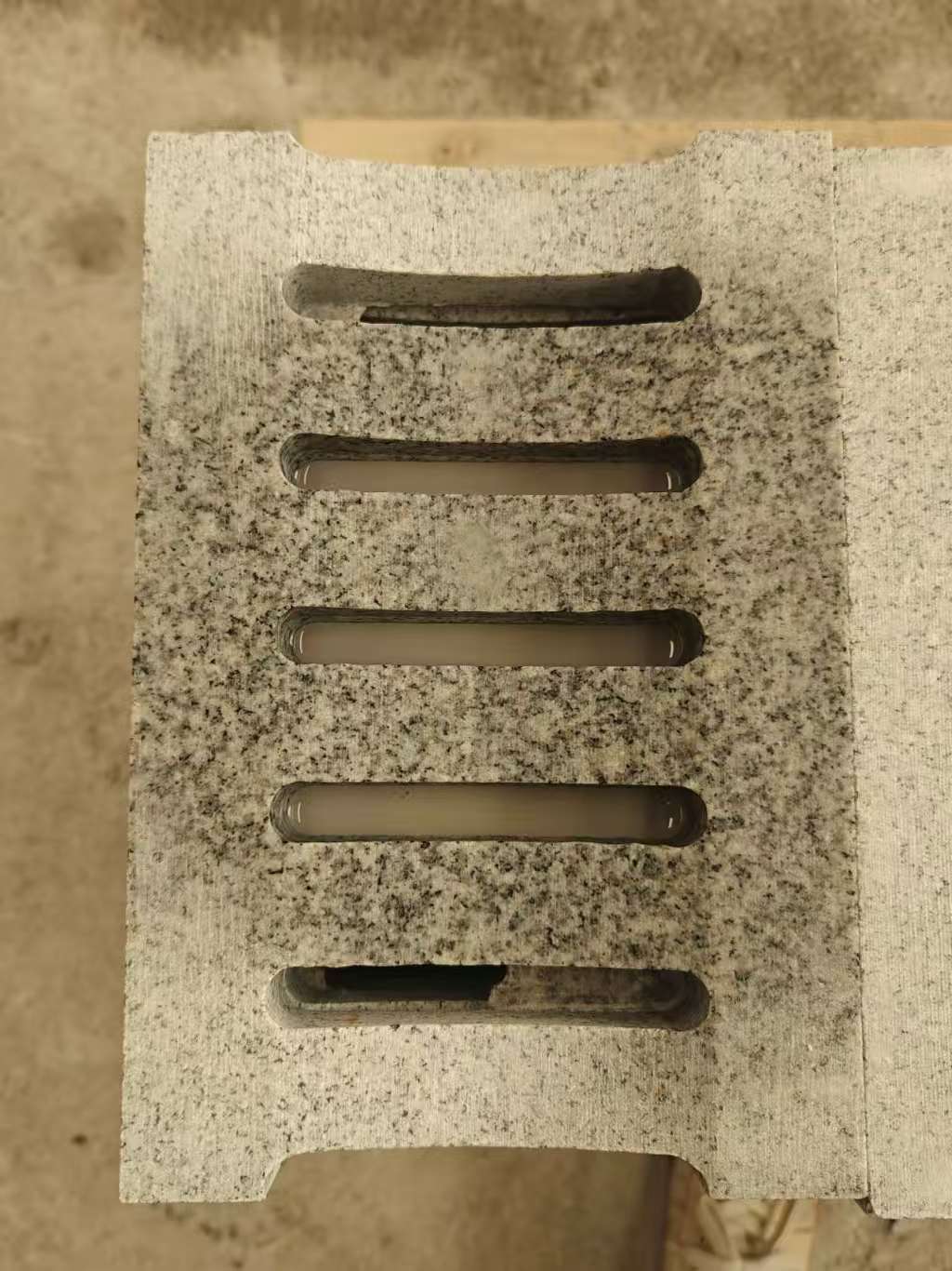 达州 芝麻白拉丝面花岗岩U型开槽排水槽